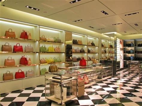 apertura boutique prada aeroporto